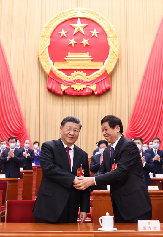 　　3月10日，十四屆全國(guó)人大一次會(huì)議在北京人民大會(huì)堂舉行第三次全體會(huì)議。習(xí)近平全票當(dāng)選中華人民共和國(guó)主席、中華人民共和國(guó)中央軍事委員會(huì)主席。這是習(xí)近平同栗戰(zhàn)書握手。 